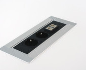 Netbox Turn
öffnet durch Druck auf Taste automatisch, Endposition wird
durch Drehen per Hand erreicht Netbox Turn
öffnet durch Druck auf Taste automatisch, Endposition wird
durch Drehen per Hand erreicht